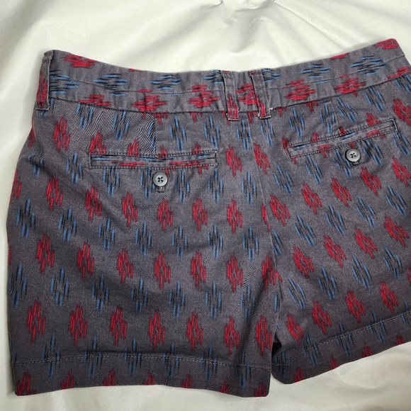 Khakis by GAP Shorts Mid Rise Gray Geometric Print The 3" Short  Women's Size 6 - Picture 8 of 10